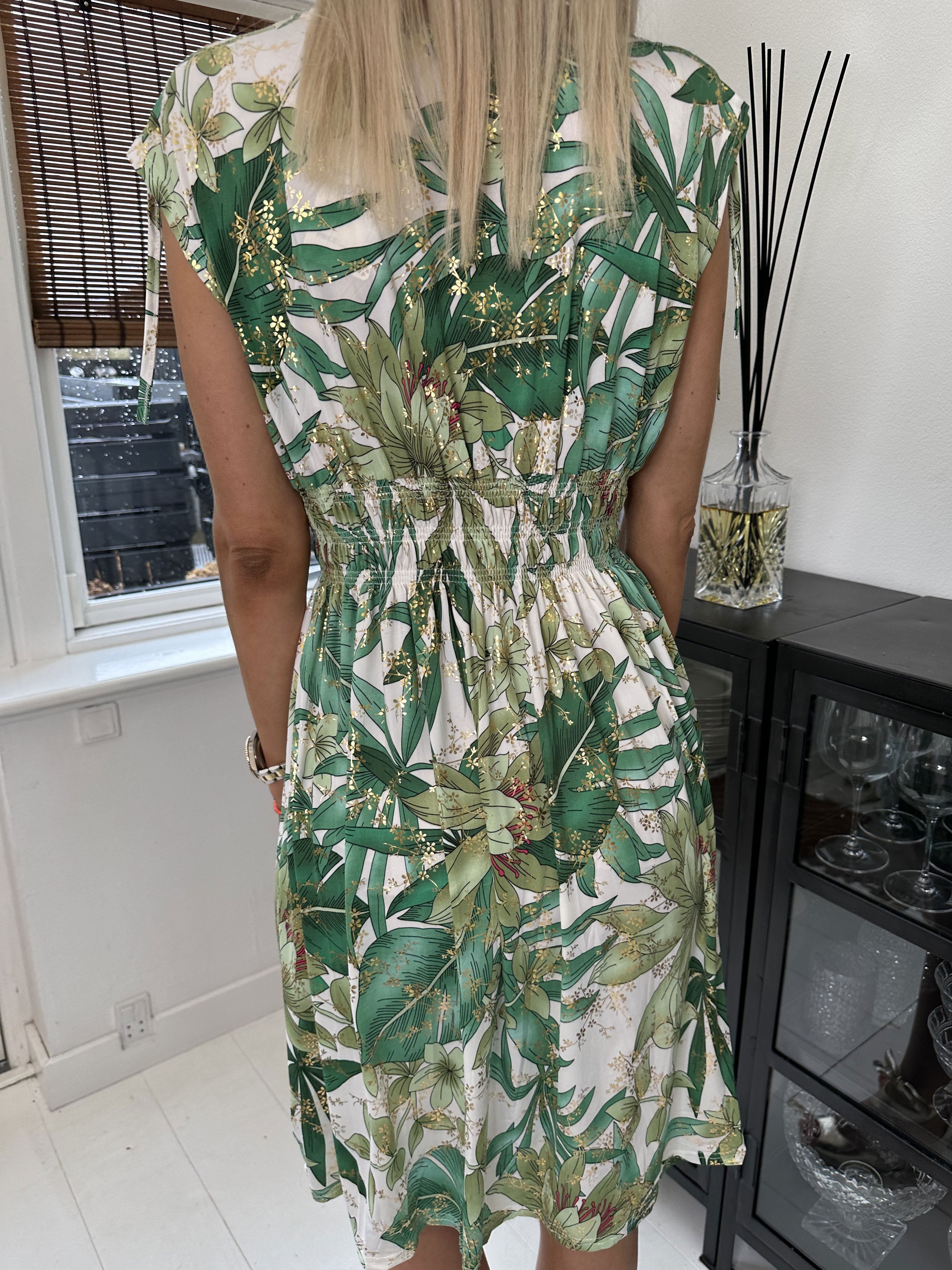 Pams Short - Kort elastisk kjole i krølfrit stof